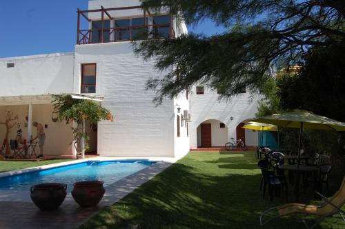una casa con piscina en el patio en Casa de Piedra en Mina Clavero