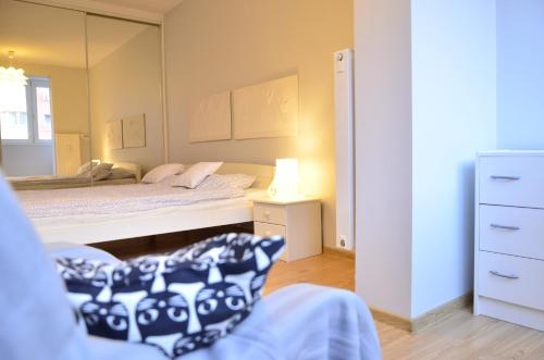 een kleine slaapkamer met een bed en een spiegel bij Cozy apartment by the Old Town in Gdańsk