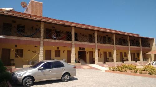 a silver car parked in front of a building at Dáriu's Pousada in Prea