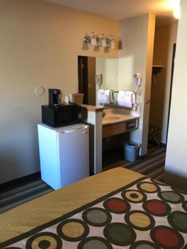 Una cocina o cocineta en Super 8 by Wyndham Kremmling