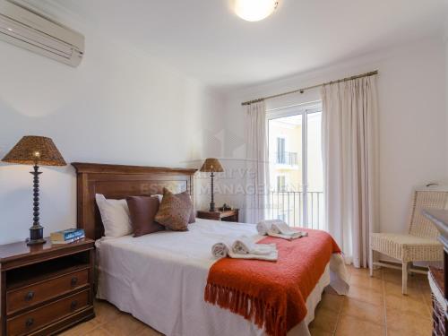 a bedroom with a large bed and a window at Jardim da Meia Praia Apartment in Lagos