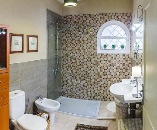 a bathroom with a toilet and a sink and a shower at Time To Experience in Salobre