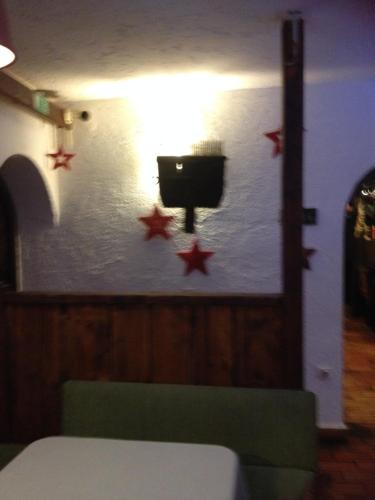 ein Zimmer mit roten Sternen an der Wand in der Unterkunft Gostišče Smuk in Križe