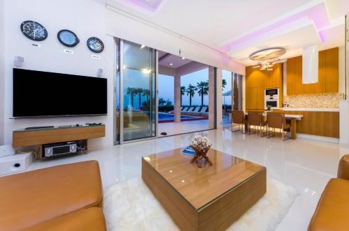 Villa Petra, Luxury Villa & Private Yacht Experience near Zrće Beach, Pag