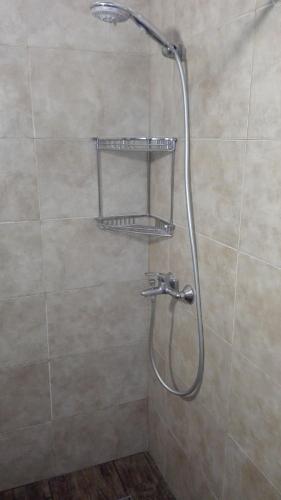 una doccia con soffione in un bagno di Verdeymar a Santa Clara del Mar