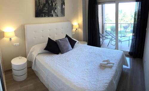 Een bed of bedden in een kamer bij Luxury Apartment 1st line Javea Arenal Beach