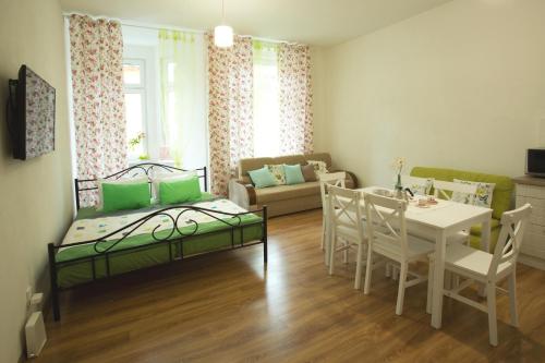 salon z łóżkiem, stołem i krzesłami w obiekcie Best apartments Teplice w Cieplicach