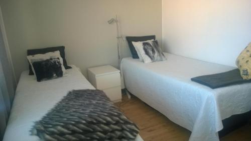 una camera con due letti con cuscini sopra di Koskikatu Apartment a Rovaniemi