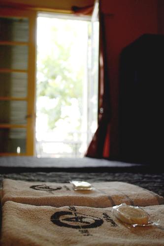 a towel sitting on top of a bed with a window at Hotel A Mi Gente in Castillos