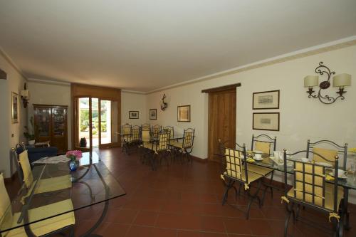 a living room with chairs and a dining room at Albergo Villa Cristina in Spoleto