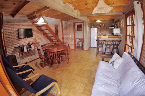 sala de estar con sofá y mesa en Girasoles Punta del Diablo en Punta del Diablo