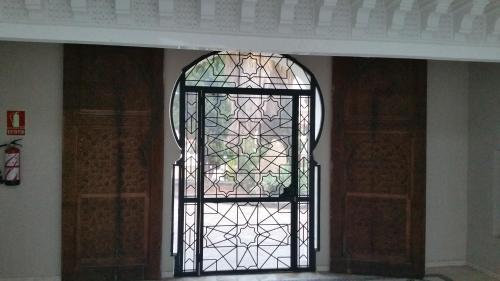 プエルト・デ・ラ・クルスにあるApartamento Parque Lotosの部屋のガラス窓付きのドア