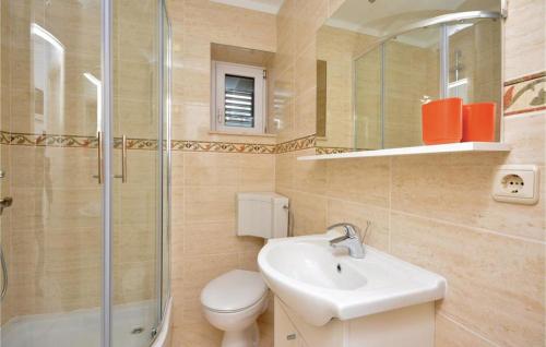 un bagno con lavandino, WC e doccia di Ani Apartments a Kaštela (Castelli)