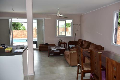 un soggiorno con divano e tavolo di Bas de villa Noumea a Noumea