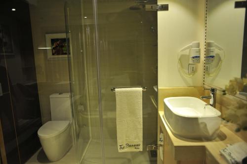 Un baño de The Bazaar Hotel Bangkok