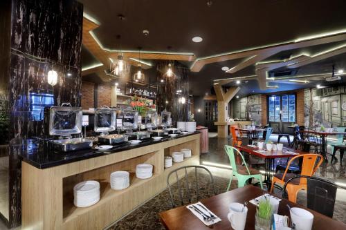 Restaurace v ubytování favehotel Madiun