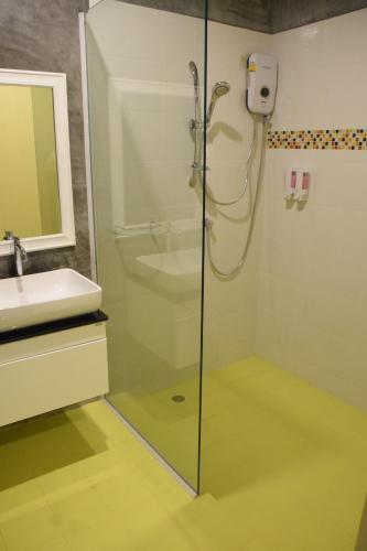 een badkamer met een douche en een wastafel bij At Home Khaolak in Khao Lak