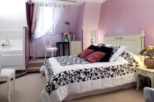 a bedroom with a bed and a bath tub at La Gourmandine in Châtellerault
