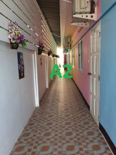 an empty hallway with a green arrow painted on the wall at Bannrommai Sattahip in Sattahip