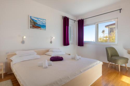 En eller flere senger på et rom på Villa Mermaid Your Croatian Haven with Luxury Pool and Scenic Views