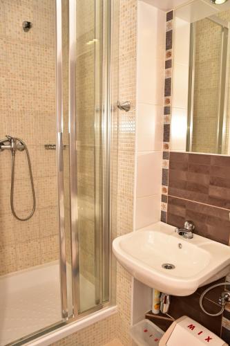 a bathroom with a sink and a shower at Cichy Kącik w Karpaczu in Karpacz