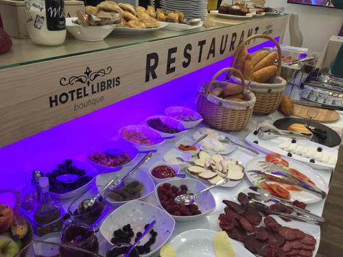 un tavolo sormontato da piatti di cibo e snack di Hotel Boutique Libris a Sarajevo