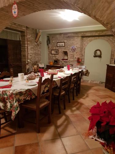 a dining room with a long table and chairs at Il Casale della Quercia in Assisi