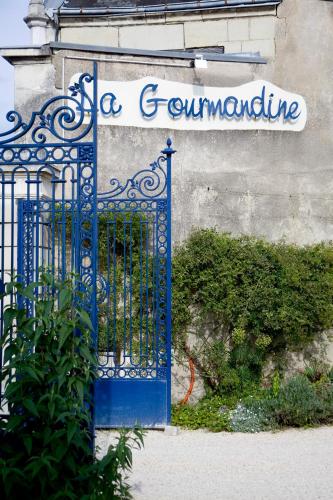 a blue gate in front of a building at La Gourmandine in Châtellerault