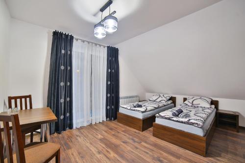Tempat tidur dalam kamar di Noclegi u Nawary