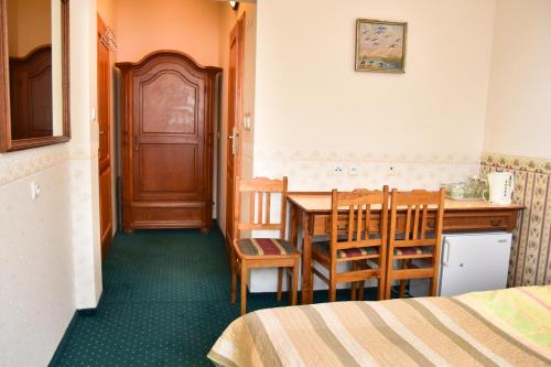 a room with a table and a table and chairs at Cichy Kącik w Karpaczu in Karpacz