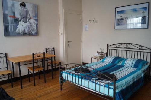 - une chambre avec un lit, une table et un bureau dans l'établissement B&B Het Rommelwater, à Gand
