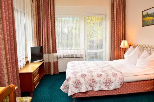 a hotel room with a bed and a window at Cichy Kącik w Karpaczu in Karpacz