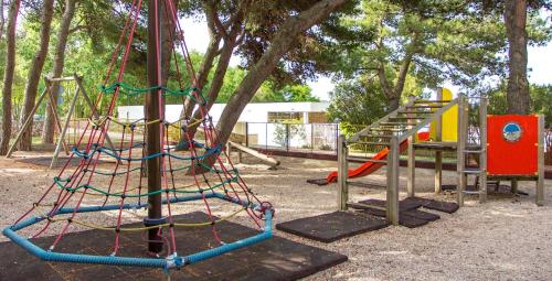 einen Park mit Spielplatz mit Rutsche in der Unterkunft Victoria Mobilehome Camping Imperial in Vodice