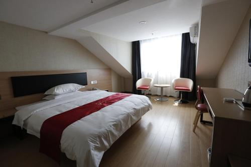 um quarto de hotel com uma cama grande e uma janela em Thank Inn Chain Hotel Shandong Binzhou Zhanhua Jinhai Six Road em Zhanhua