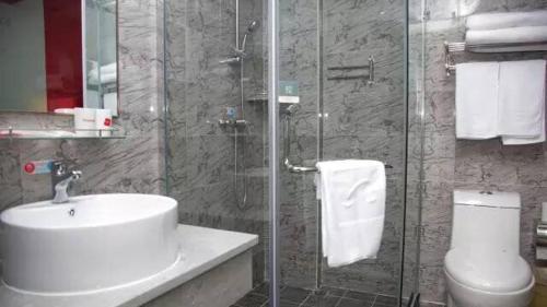 La salle de bains est pourvue de toilettes, d'un lavabo et d'une douche. dans l'établissement Thank Inn Chain Hotel Guangdong Shanwei Haifeng County Erhuan Dongnanqiao, à Shanwei