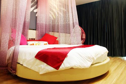 a bedroom with a bed with a red and white blanket at Thank Inn Chain Hotel Hebei Shijiazhuang Xingtang Town North Yongchang Road in Jicun