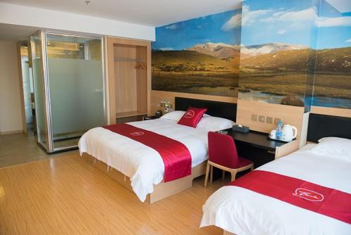 A bed or beds in a room at Thank Inn Plus Hotel Sichuan Neijiang Hongxing Red Star Macalline