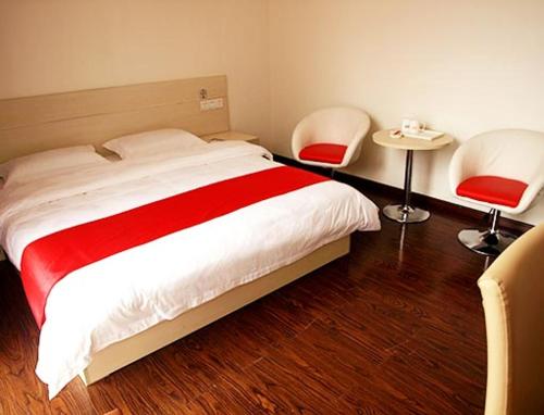 Postel nebo postele na pokoji v ubytování Thank Inn Chain Hotel Jiangxi Yichun Fengcheng Dongfanghong Avenue