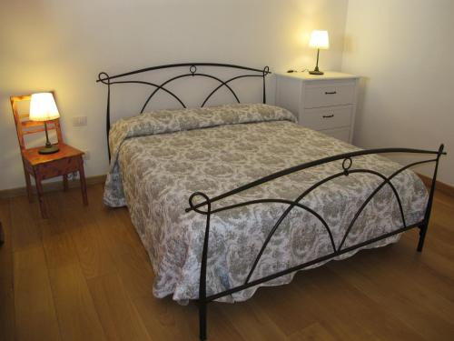 フィレンツェにあるFirenze Santa Croceのベッドルーム1室(ベッド1台、ランプ付きテーブル付)
