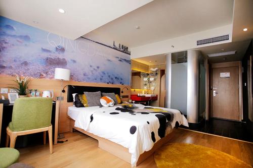 1 dormitorio grande con 1 cama grande y 1 silla en Thank Inn Plus Hotel Shandong Qingdao Development Zone Xiangjiang Road Changjiang Shopping Mall en Yen-t'ai-ch'ien