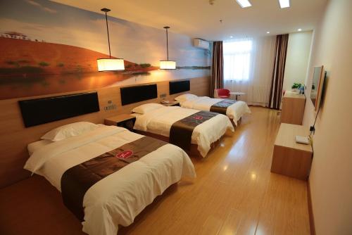 - une chambre d'hôtel avec 3 lits dans l'établissement Thank Inn Chain Hotel Ningxia Yinchuan Xixia District Tongxin Road, à Yinchuan