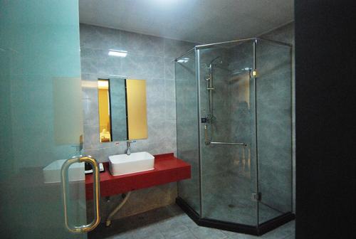 y baño con lavabo y ducha. en Thank Inn Chain Hotel Hebei Zhangjiakou Xuanhua District People Park, en Zhangjiakou