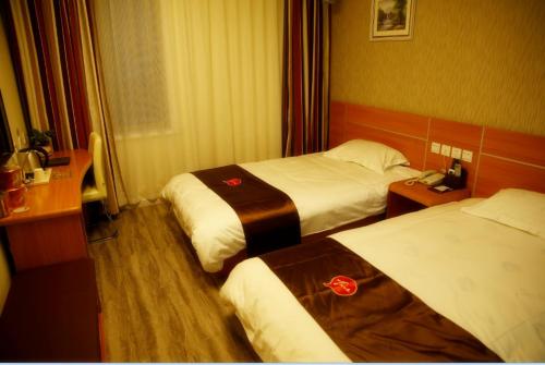 En eller flere senge i et værelse på Thank Inn Chain Hotel Shandong ZaozhuangZhou North Tasi Road Government Affairs Center