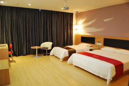 een hotelkamer met 2 bedden en een tafel bij Thank Inn Shanxi Shuozhouying County West Jingcheng Street in Ying