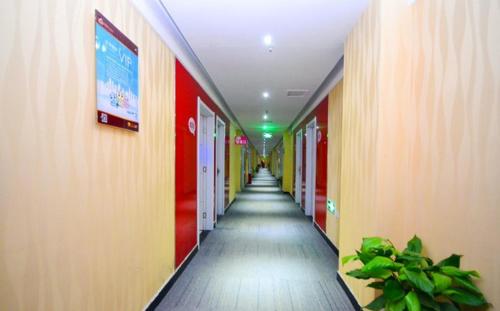 a hallway of a building with colorful walls at Thank Inn Chain Hotel Jiangsu Suqian Siyang Renmin Road in Li-k'ou-tzu
