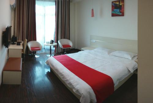 Postel nebo postele na pokoji v ubytování Thank Inn Chain Hotel Jiangxi Yichun Fengcheng Dongfanghong Avenue