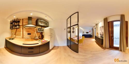 Una cocina con un gran espejo y un refrigerador. en Azotea de la Catedral, en Toledo
