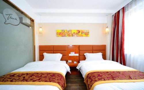 um quarto de hotel com duas camas e uma janela em Thank Inn Chain Hotel Jiangsu Xuzhou South Zhongshan Road Shopping Mall em Xuzhou