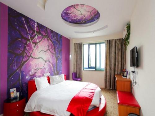 um quarto com uma cama grande e uma parede roxa em Thank Inn Chain Hotel Jiangsu Wuxi New District Taibo Avenue em Wuxi