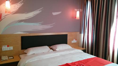 Krevet ili kreveti u jedinici u objektu Thank Inn Chain Hotel Jiangxi Fuzhou Linchuan District Laowuhuang Palace Bus Station